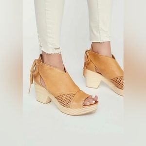 NWT! Free People Revolver Clog Natural Tan Leather Open Toe Size 38